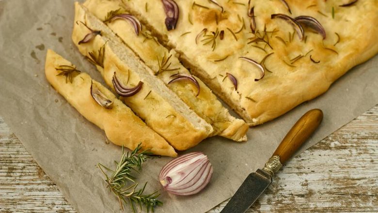 Focaccia con cebolla y romero