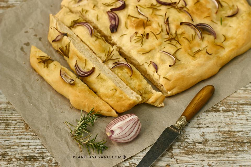 Focaccia con cebolla y romero - Planeta Vegano